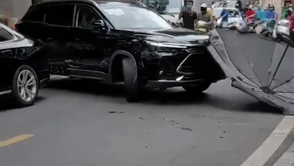 Ngay cả khi khi lực lượng chức năng có mặt, lái xe vẫn cố thủ trong xe