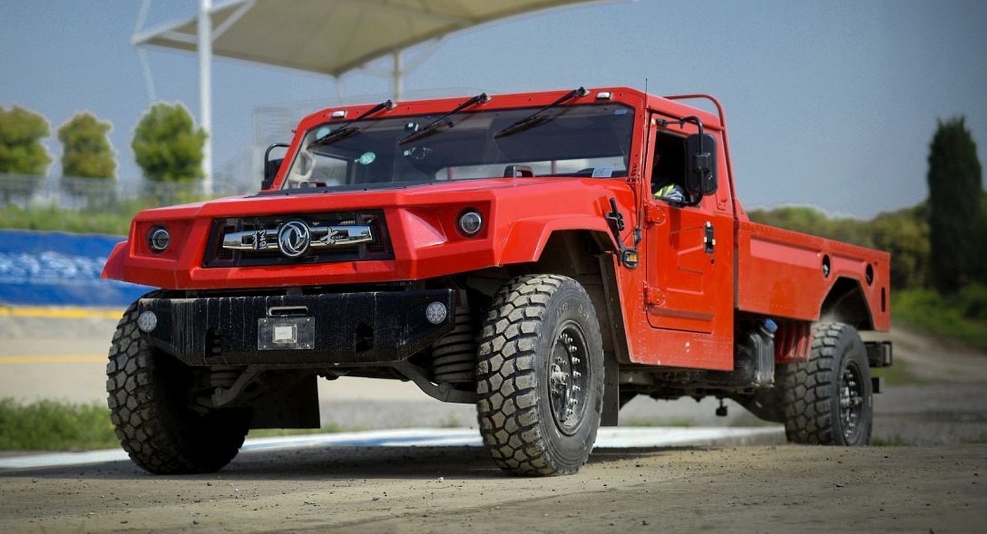 Mẫu xe Hummer chạy điện có đối thủ cạnh tranh từ Trung Quốc, thiết kế "vay mượn chính chủ"