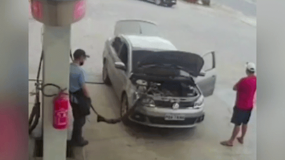 Vụ nổ xé toạc chiếc Volkswagen.