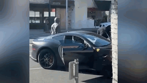 Lái xe Ferrari bị cướp tấn công