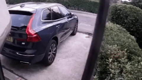 Mercedes vọt lên không trung lao xuống đâm nát xe Volvo