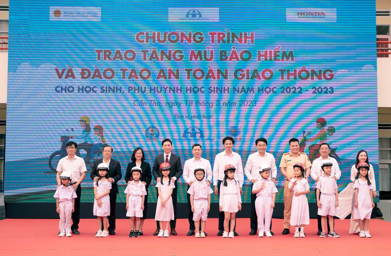 Honda Việt Nam tặng mũ bảo hiểm cho học sinh và đào tạo kiến thức an toàn Cwincom Cá cược thể thao tại Cần Thơ