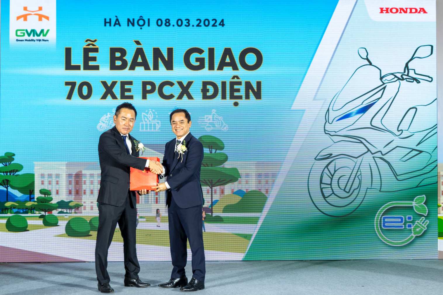 Hỗ trợ nghiên cứu xe điện: Honda Việt Nam trao tặng 70 xe PCX cho trường Đại học