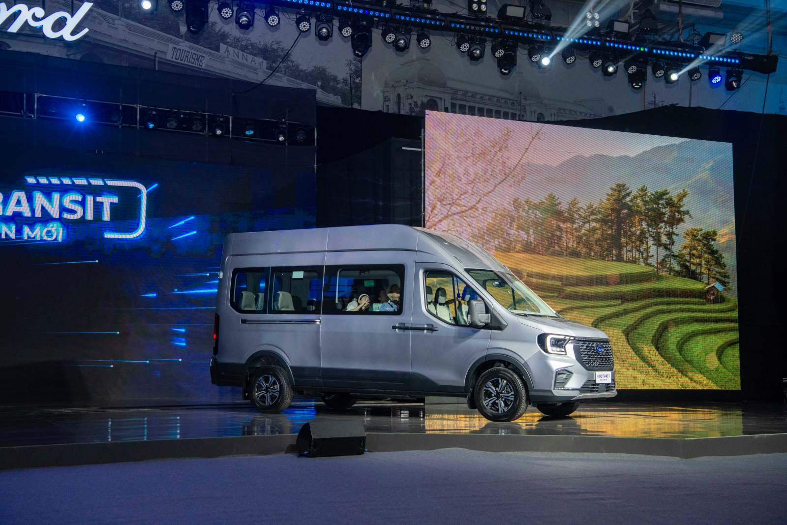 Ford Transit hoàn toàn mới ra mắt Việt Nam, giá từ 905 triệu đồng
