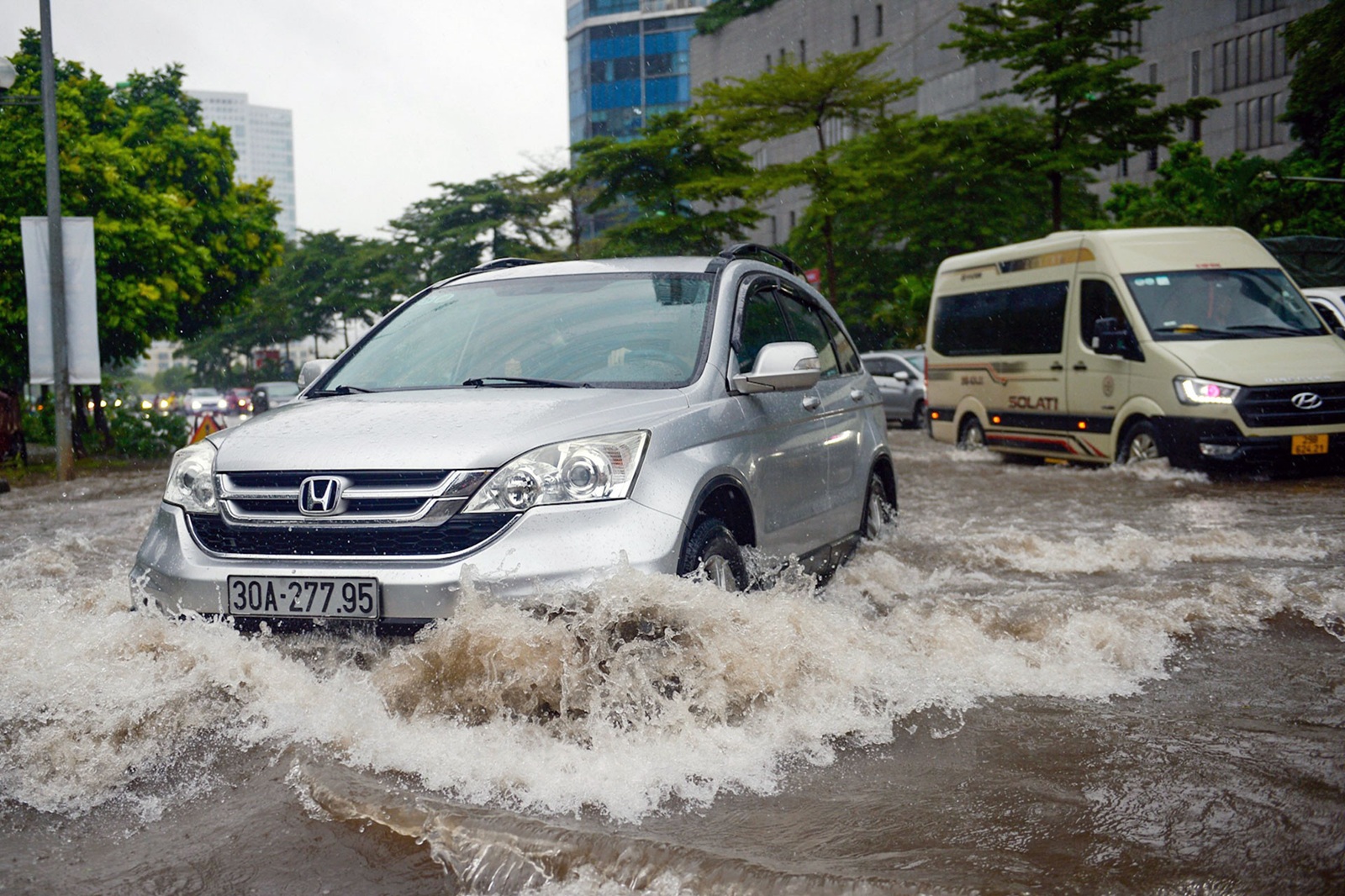 Lùi xe qua chỗ ngập có tránh được thủy kích không?