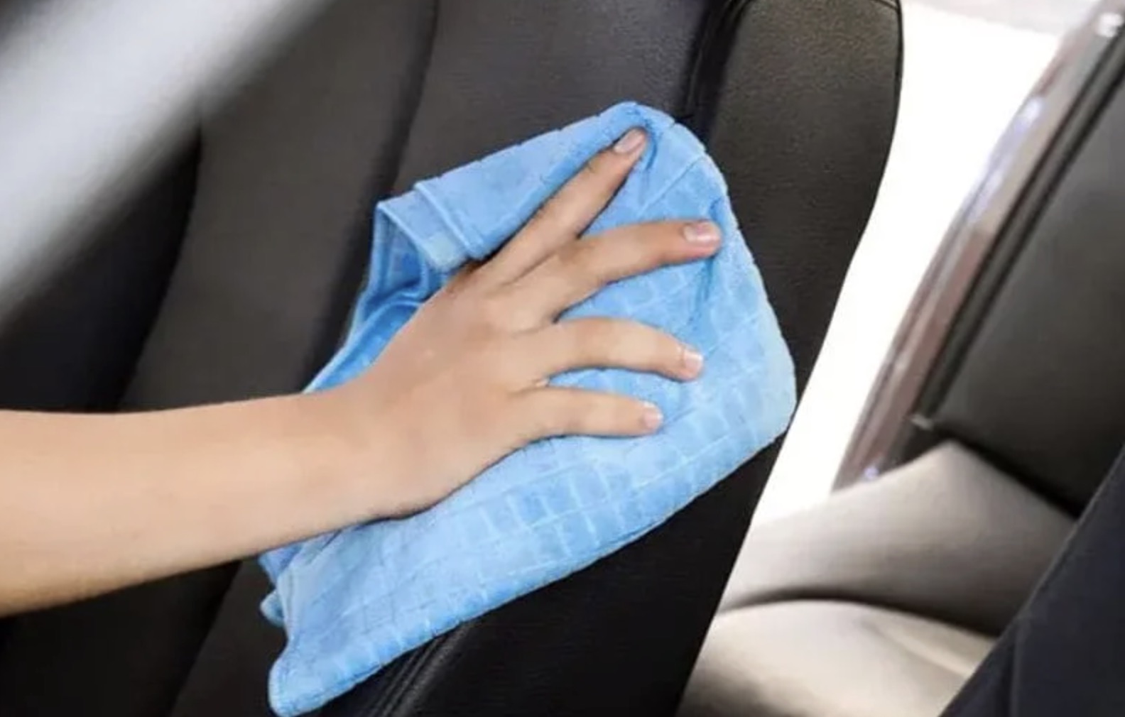 Hướng dẫn chi tiết làm sạch ghế da ô tô tại nhà đúng cách