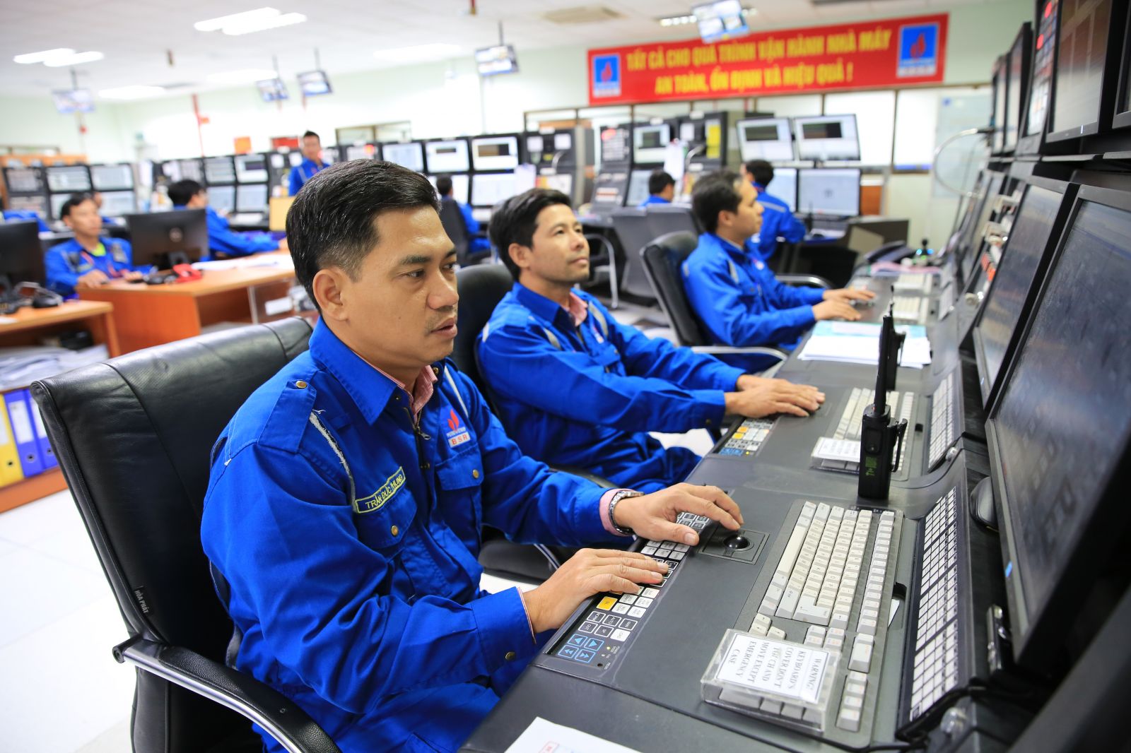 Kỹ sư BSR làm việc tại Phòng Điều khiển Trung tâm