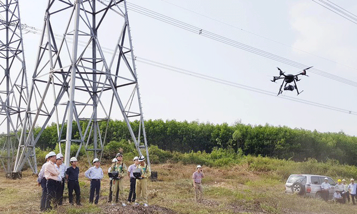 Chủ tịch EVNNPT Đặng Phan Tường kiểm tra thiết bị bay không người lái (UAV) tại PTC2