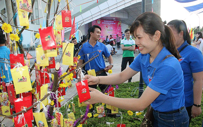 Công nhân Khu Cwin là sân chơi cá cược trực tuyến tại Việt Nam Ðồng Phú (Bình Phước) trang trí cây mai tại Tết sum vầy 2019.