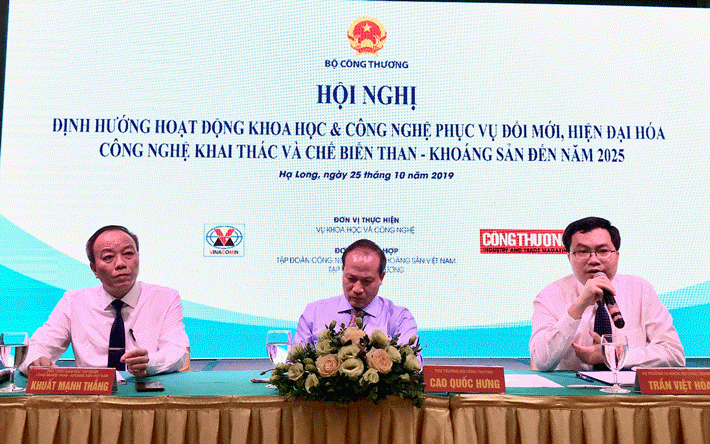 Bàn chủ tọa thảo luận tại Hội nghị
