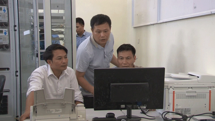 Ông Phạm Minh Tuấn - Phó Giám đốc PC Lạng Sơn giám sát công tác chuẩn bị đóng điện TBA 110kV Hữu Lũng