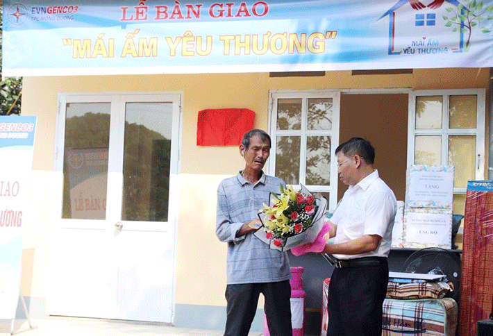 Ông Nguyễn Tiến Thành – Giám đốc Công ty Nhiệt điện Mông Dương bàn giao nhà cho ông Trần Xuân Bầy