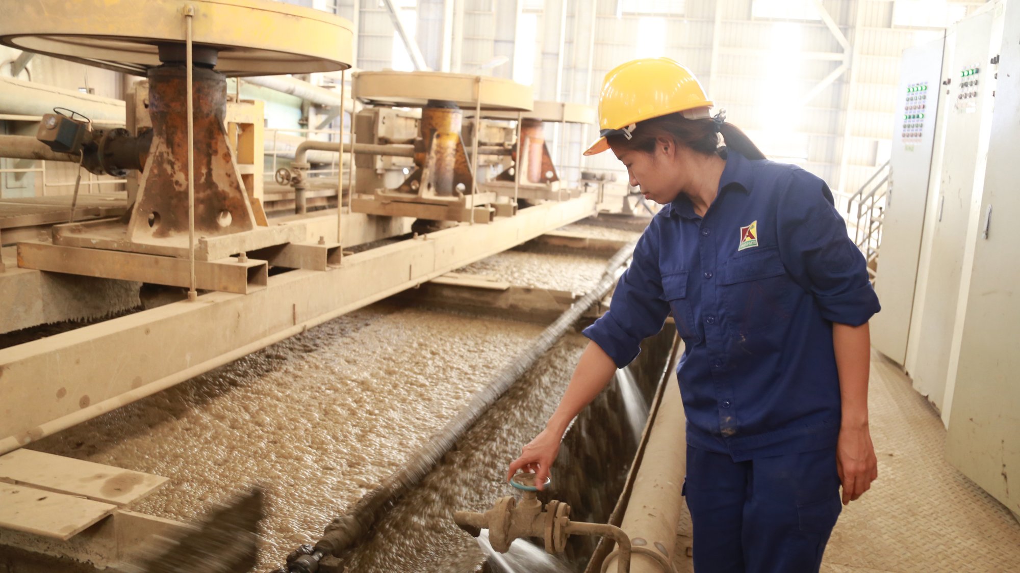 Nghiên cứu áp dụng sàng tách nước cao tần để tách nước bùn quặng đuôi thải tuyển nổi