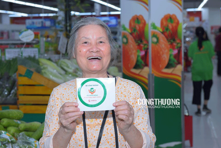 Cụ già hào hứng với sticker của Chương trình