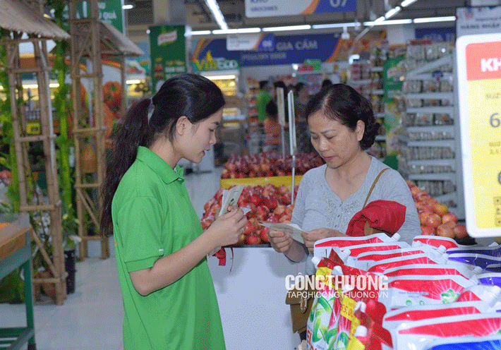 Tình nguyện viên phát sticker tại Siêu thị Vinmart