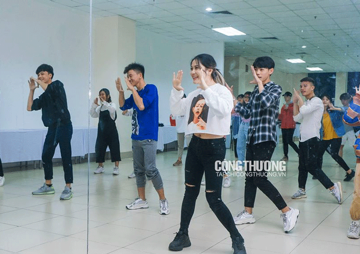 Sinh viên các trường đại học, cao đẳng luyện nhảy flashmob chờ ngày "bùng nổ"