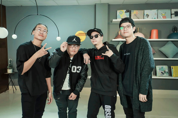 vào lúc 15h tại Quảng trường Đông Kinh Nghĩa Thục diễn ra màn nhảy flashmob sôi động đến từ nhóm nhảy đường phố “triệu view” Dalab 