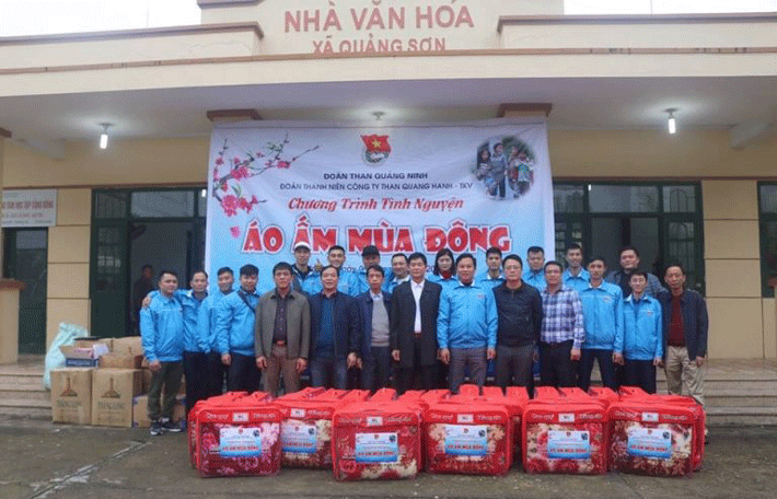 Đoàn thanh niên Công ty tổ chức đoàn công tác thăm và tặng quà chương trình áo ấm mùa đông cho các em có hoàn cảnh đặc biệt khó khăn tại xã Quảng sơn – Huyện Hải Hà 