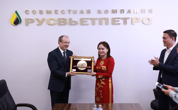 Chủ tịch CĐ DKVN Nghiêm Thùy Lan tặng quà và bằng khen cho Tổng giám đốc Rusvietpetro