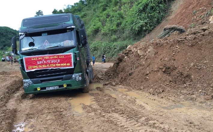 Cục Dự trữ Nhà nước khu vực Nghệ Tĩnh vận chuyển gạo cấp phát cho đồng bào nghèo tham gia trồng, chăm sóc, bảo vệ rừng.