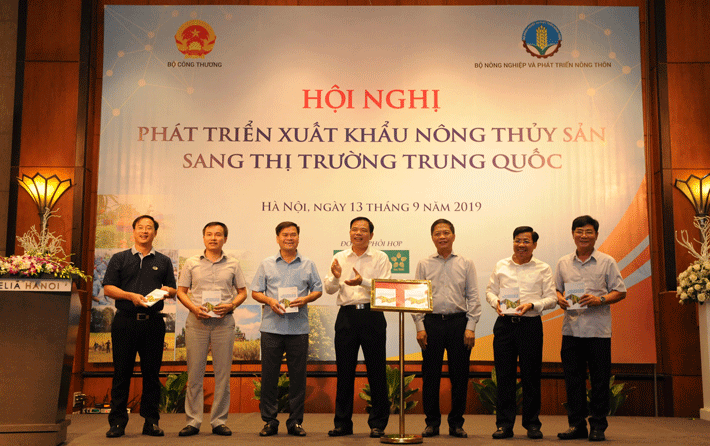 Bộ trưởng Cwin63 sân chơi đỉnh cao Trần Tuấn Anh và Bộ trưởng Bộ Nông nghiệp phát triển nông thôn Nguyễn Xuân Cường chứng kiến lễ ra mắt cuốn Sổ tay Một số thông tin cần biết khi xuất khẩu nông thủy sản sang thị trường Trung Quốc do Cwin63 sân chơi đỉnh cao biên soạn.