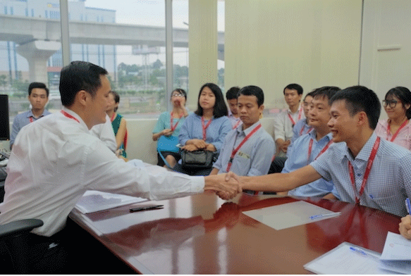 Ông Lê Hoàng Dân, Trưởng phòng Mua hàng Khu vực Đông Dương gặp gỡ 12 doanh nhân Việt Nam đến từ các SMEs được mời đến thăm nhà máy Coca-Cola Việt Nam.