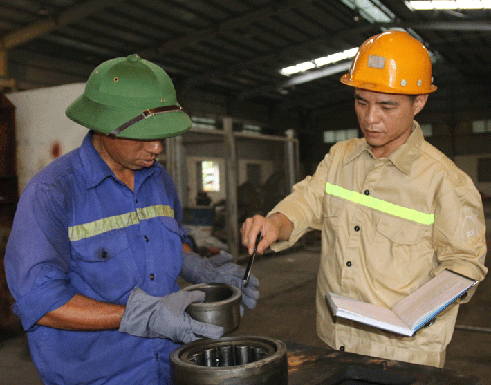 "Bác sĩ đa khoa" hướng dẫn sửa chữa cho công nhân trong Phân xưởng Cơ khí