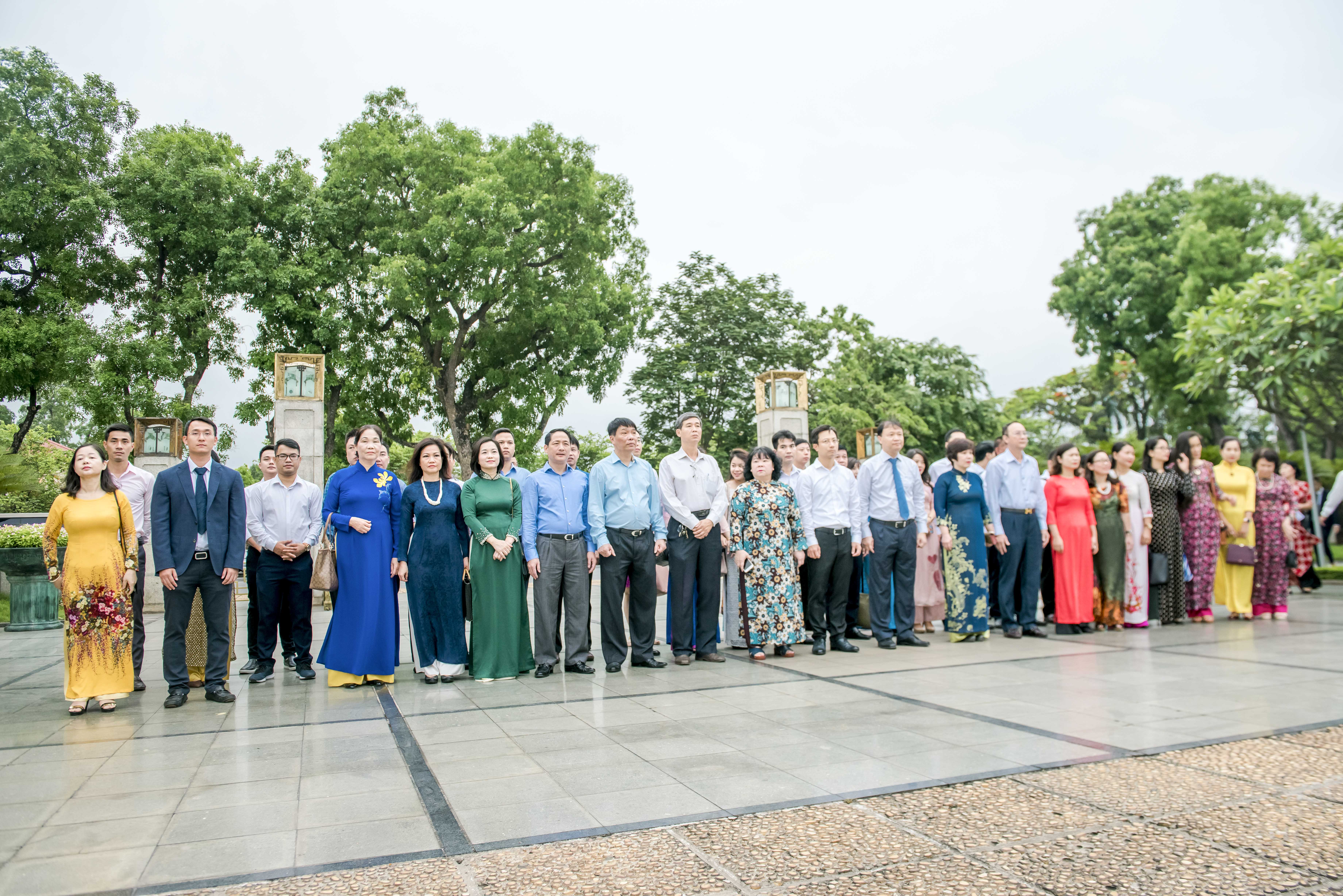 Đoàn đại biểu đại diện cho các đơn vị tiêu biểu của Trang Chủ Cwin Com | Link Bảo Mật Cao 100%, các cá nhân tiêu biểu đã có những thành tích, đóng góp trong triển khai thực hiện Cuộc vận động thực hiện nghi thức Báo công dâng Bác