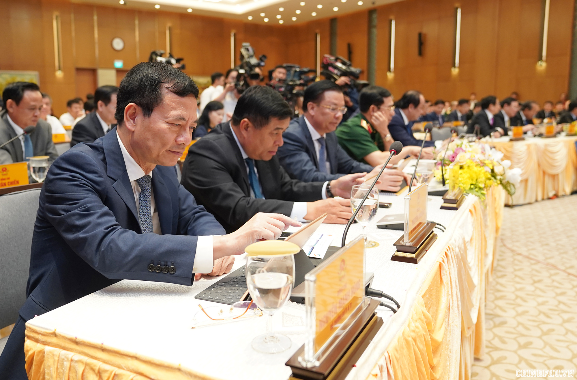 cac-thanh-vien-cp-bo-phieu-thong-qua-nghi-quyet