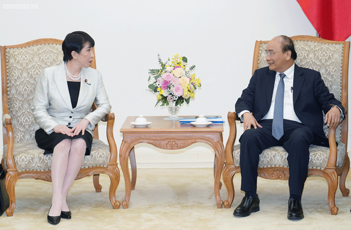 Thủ tướng Nguyễn Xuân Phúc tiếp Bộ trưởng Nội vụ, Thông tin và Truyền thông Nhật Bản Takaichi Sanae 