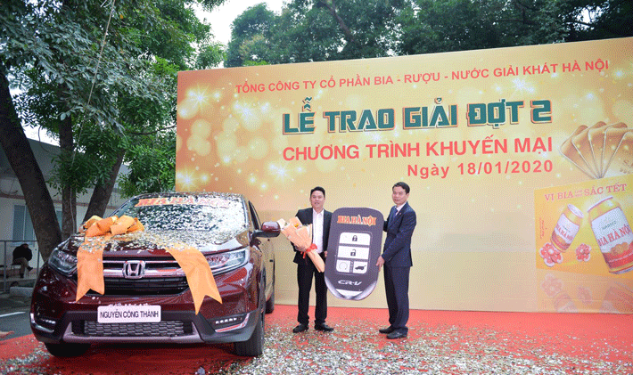 Anh Nguyễn Công Thành (Hưng Yên) là khách hàng may mắn trúng giải nhất với giải thưởng là chiếc ô tô Honda CRV trị giá 1,1 tỷ đồng.