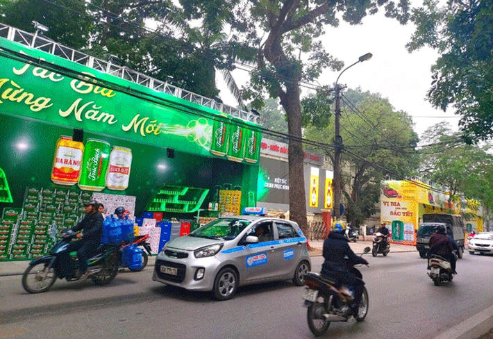 , Bia Hà Nội đã trang trí không gian quanh trụ sở 183 Hoàng Hoa Thám Hà Nội thành điểm đón Tết và giới thiệu sản phẩm