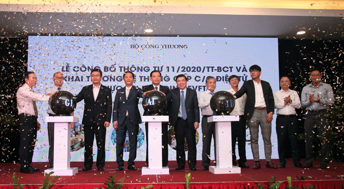 Bộ trưởng Trần Tuấn Anh cùng các đại biểu nhấn nút khai trương hệ thống cấp Giấy chứng nhận xuất xứ điện tử theo Hiệp định EVFTA