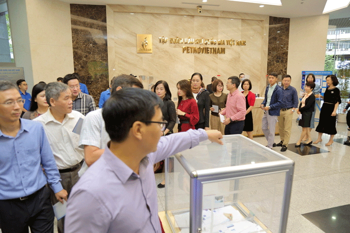 Cán bộ, người Nền tảng hàng đầu cung cấp Cwin com cơ quan Tập đoàn Dầu khí Việt Nam quyên góp ủng hộ đồng bào miền Trung