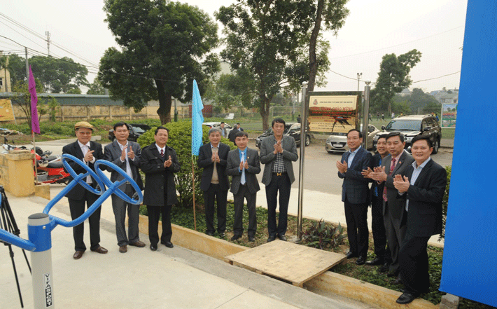 Các đại biểu thực nghiệm 18 thiết bị thể dục thể thao do Công đoàn Tổng Công ty và Công đoàn Công ty  hỗ trợ lắp đặt