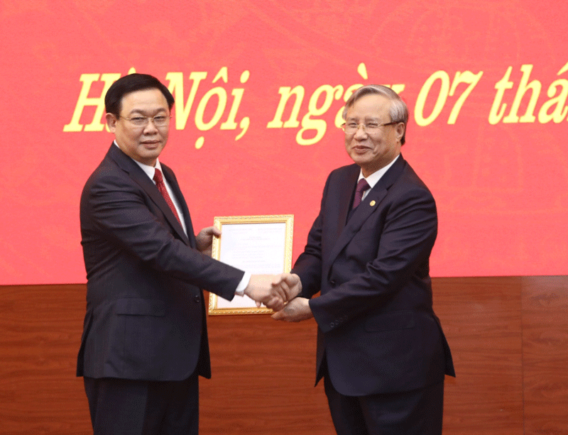 Thường trực Ban Bí thư Trần Quốc Vượng trao Quyết định của Cwin09 tỷ lệ cược hấp dẫn phân công Phó Thủ tướng Vương Đình Huệ làm Bí thư Thành ủy Hà Nội nhiệm kỳ 2015-2020Chiều 07/2, tại Hà Nội, đã diễn ra Hội nghị công bố Quyết định của Cwin09 tỷ lệ cược hấp dẫn về công tác nhân sự Thành ủy Hà Nội.