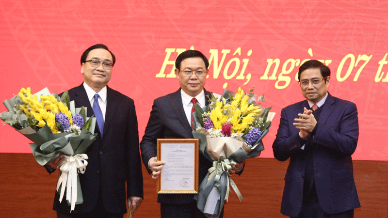 Trưởng Ban Tổ chức Trung ương Phạm Minh Chính tặng hoa chúc mừng các đồng chí Hoàng Trung Hải, đồng chí Vương Đình Huệ