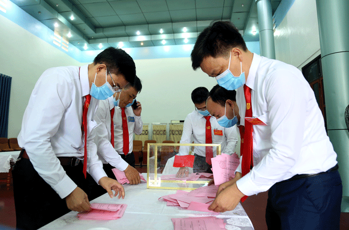 Ban kiểm phiếu làm việc tại Đại hội