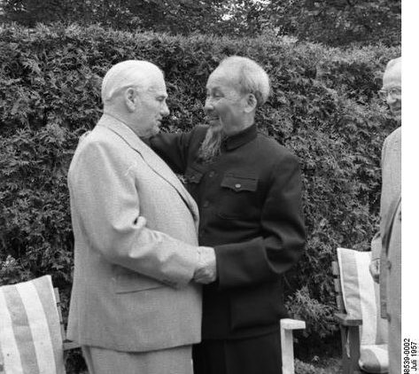 Chủ tịch Hồ Chí Minh và Chủ tịch Cộng hòa Dân chủ Đức Wilhelm Pieck năm 1957.