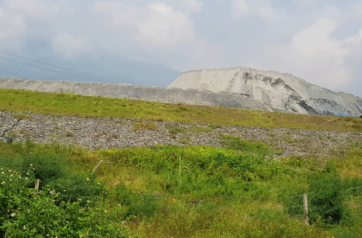Đê bao bãi thải Gyps sau gia cố
