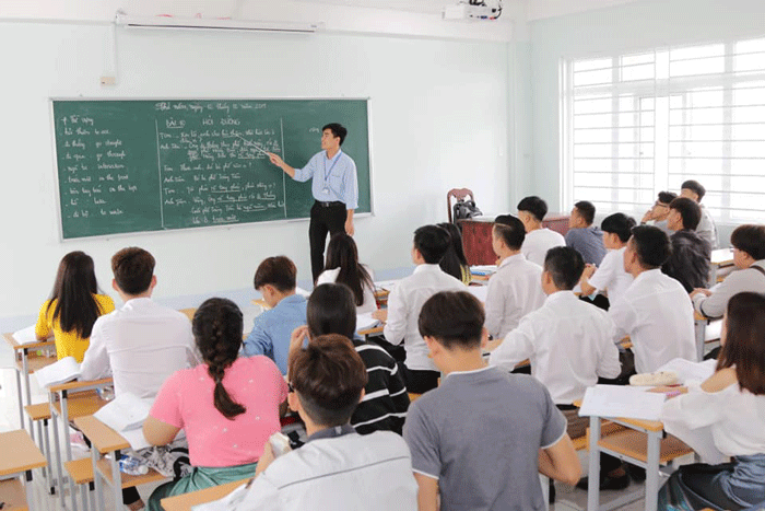 Giảng viên khoa Sư phạm và Xã hội nhân văn đang dạy tiếng Việt cho du sinh viên Lào đang học tại Trường Đại học Kiên Giang