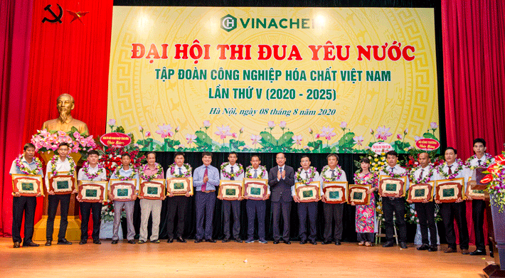 Đại diện 75 công nhân Nền tảng hàng đầu cung cấp Cwin com xuất sắc được vinh danh tại Đại hội