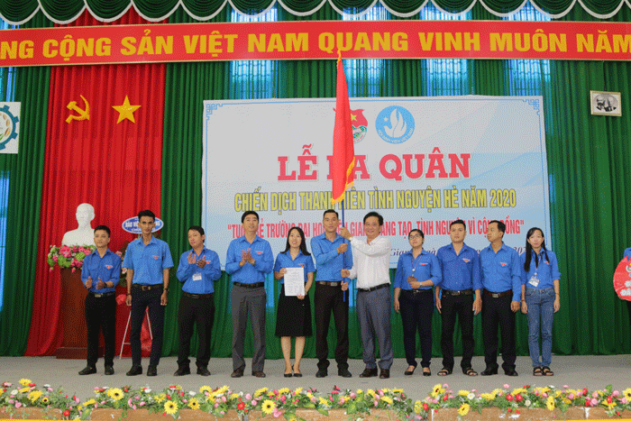 TS. Nguyễn Tuấn Khanh trao cờ cho Ban Chỉ đạo Chiến dịch thanh niên tình nguyện hè 2020 