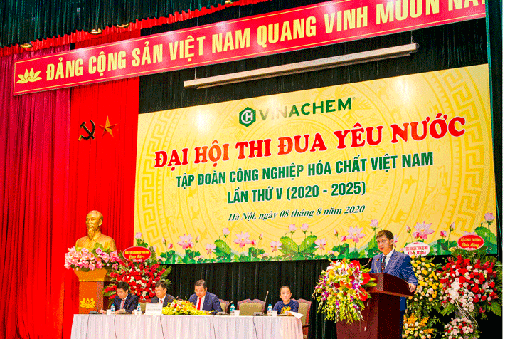 Phó Tổng giám đốc Tập đoàn Bùi Thế Chuyên đọc báo cáo tại Đại hội