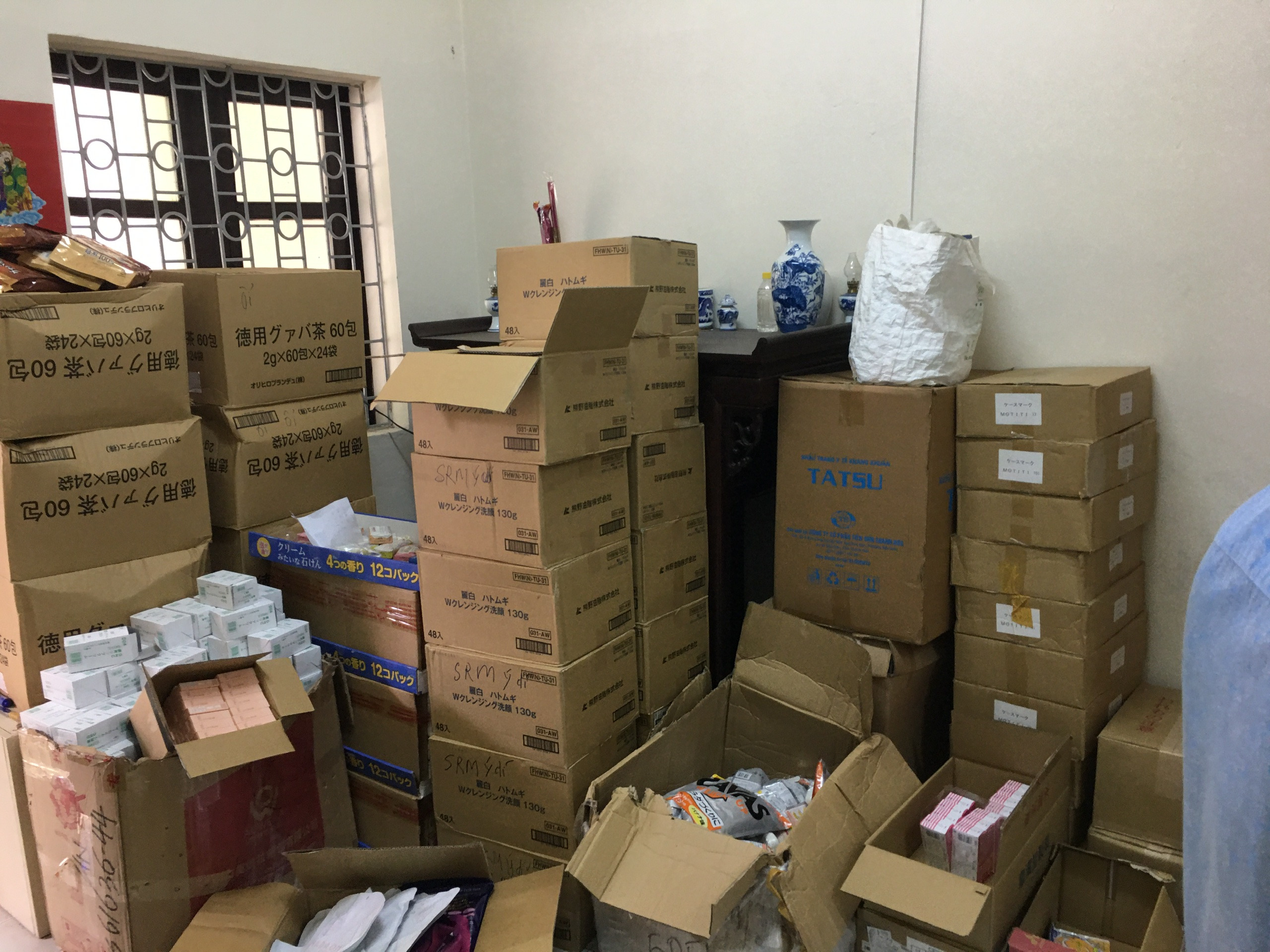 Phát hiện 1.300 chai rượu ngoại tại ký túc xá đại học