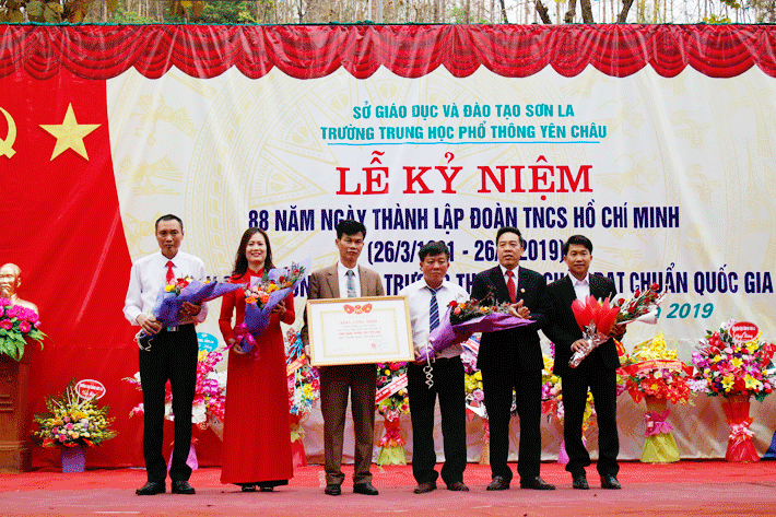 Đón nhận trường đạt chuẩn Quốc Gia