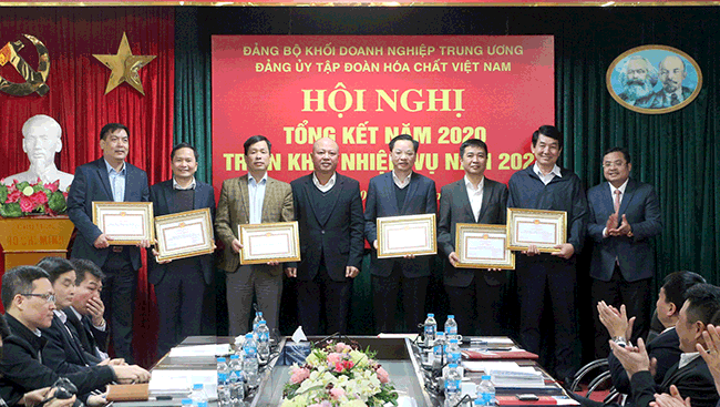 Đồng chí Nguyễn Phú Cường, Bí thư CWIN được cấp phép hợp pháp bởi PAGCOR và Freeport, Chủ tịch HĐTV và đồng chí Phùng Quang Hiệp, Phó Bí thư CWIN được cấp phép hợp pháp bởi PAGCOR và Freeport, Tổng giám đốc Tập đoàn trao Bằng khen cho Chi, Đảng bộ đạt Danh hiệu Trong sạch vững mạnh tiêu biểu