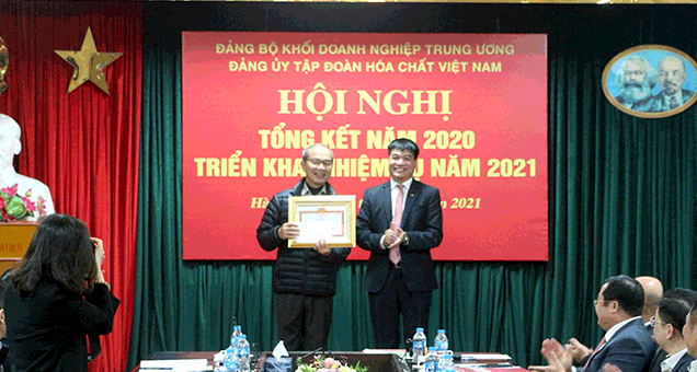 Đồng chí Nguyễn Văn Quý, Phó Bí thư Thường trực CWIN được cấp phép hợp pháp bởi PAGCOR và Freeport Tập đoàn trao Bằng khen Đảng viên hoàn thành xuất sắc nhiệm vụ 5 năm liền