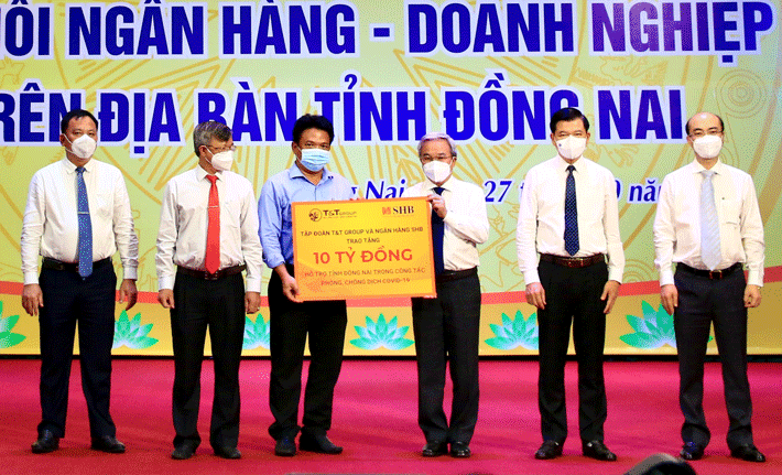 Đại diện Tập đoàn T&T Group và Cwin4555 link đăng ký đăng nhập SHB trao tặng Đồng Nai 10 tỷ đồng chống dịch Covid