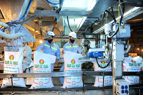 Sản xuất phân bón tại Nhà máy Đạm Cà Mau